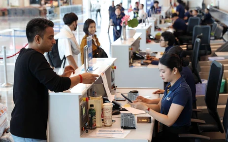 Vietnam Airlines sẽ thu phí hành lý xách tay quá cước tại cửa ra tàu bay từ ngày 3/11