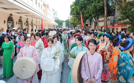 Hơn 1.000 người tái hiện dòng chảy lịch sử rực rỡ tại Hà Nội