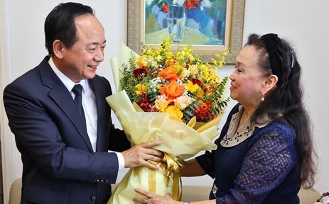 Trưởng Ban Tuyên giáo và Dân vận Trung ương chúc mừng Nhà giáo Nhân dân Trần Thu Hà