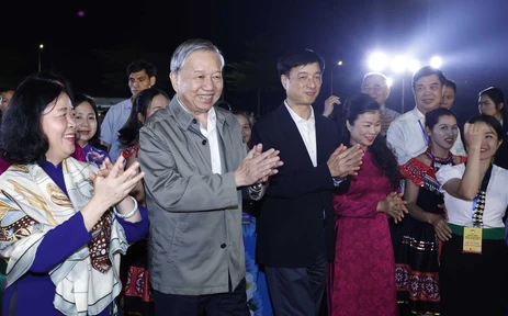 Vững gốc - bền chí - đồng lòng - tỏa sáng