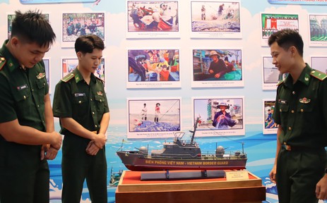 Khai mạc trưng bày chuyên đề "Tổ quốc nhìn từ biển"