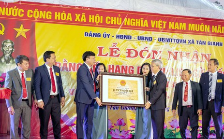 Trao Bằng xếp hạng Di tích quốc gia di tích lịch sử “Đền Song Trung và mộ Hoàng Vĩnh Tộ, Hoàng Vĩnh Dụ