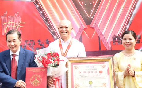 Nguyễn Á ra mắt sách ảnh "80 năm - Một Việt Nam vững tin"