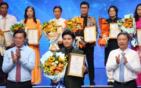 Nhạc sĩ Nguyễn Văn Chung nhận Giải thưởng “Học tập và làm theo tư tưởng, đạo đức, phong cách Hồ Chí Minh”