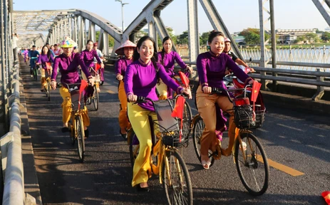 Ngắm hình ảnh "Áo dài qua phố" tuyệt đẹp trong buổi sáng Cố đô Huế