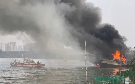 Du thuyền bốc cháy dữ dội trên sông Sài Gòn