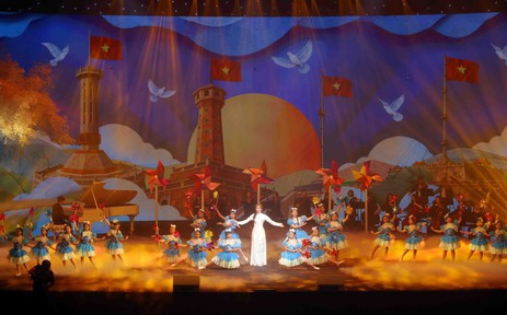 Chủ tịch Quốc hội dự chương trình “Kết nối yêu thương”, hỗ trợ phụ nữ, trẻ em hoàn cảnh khó khăn