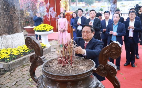 Thủ tướng Phạm Minh Chính dâng hương tại Hoàng thành Thăng Long