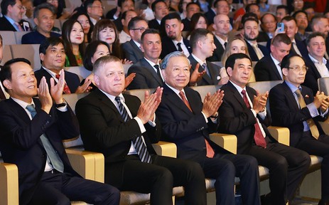 Tổng Bí thư, Chủ tịch nước và Thủ tướng Slovakia dự Hòa nhạc hữu nghị Việt Nam - Slovakia