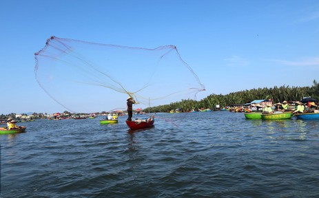 Lênh đênh thuyền thúng trong ngôi làng đẹp nhất thế giới ở Đà Nẵng