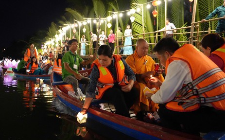 Lung linh "Lễ hội hoa đăng - Huyền ảo đêm rừng dừa"