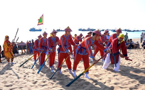 Đánh thức tiềm năng du lịch làng biển