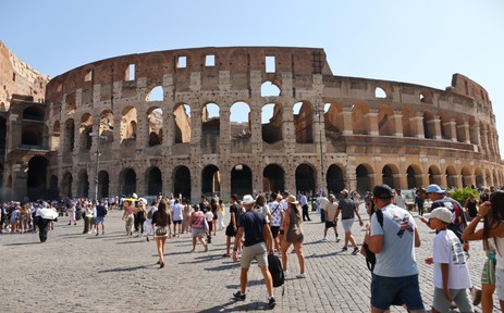 Tây Ban Nha và Italy chạm ngưỡng tới hạn về du lịch