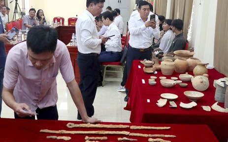 Phát hiện nhiều hiện vật quý trong 2 ngôi mộ cổ ở Nghệ An