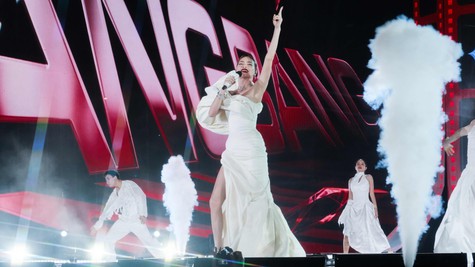 Ca sĩ Hồ Ngọc Hà trình diễn trên sân khấu Miss Cosmo