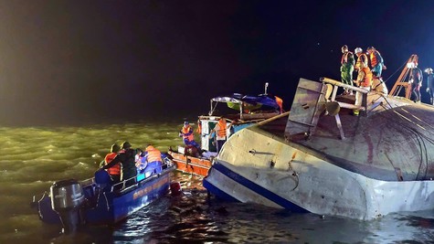 Lời cảnh báo về đảm bảo an toàn cho du khách từ vụ lật tàu du lịch trên Vịnh Hạ Long