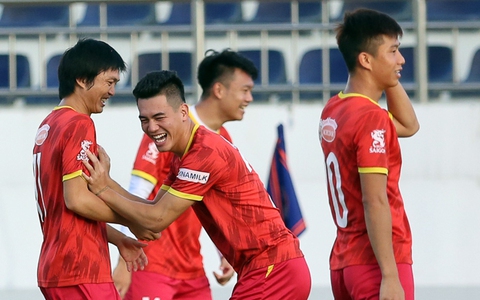 AFF Cup: Đây là giải đấu bóng đá lớn nhất của khu vực Đông Nam Á, với sự góp mặt của các đội tuyển hàng đầu như Việt Nam, Thái Lan, Malaysia... Hãy cùng xem lại những khoảnh khắc đỉnh cao của giải đấu này trong hình ảnh đầy cảm xúc.