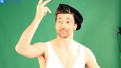 Cầu thủ Napoli làm trò hề