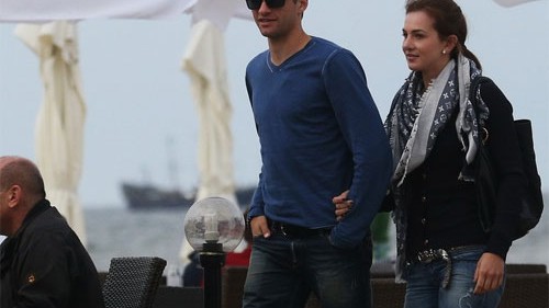 Bà xã xinh đẹp của Thomas Muller diện đồ phong cách dạo phố