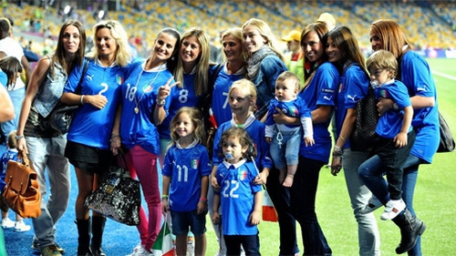 WAGs Italia đại náo mặt sân Olympic