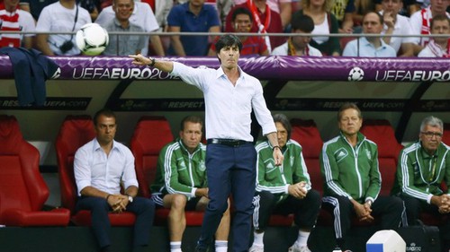 VIDEO: Joachim Loew lại cắn móng tay và... ăn ngon lành