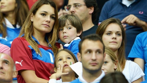 Buffon tỏa sáng dưới sân, bà xã rạng rỡ trên khán đài
