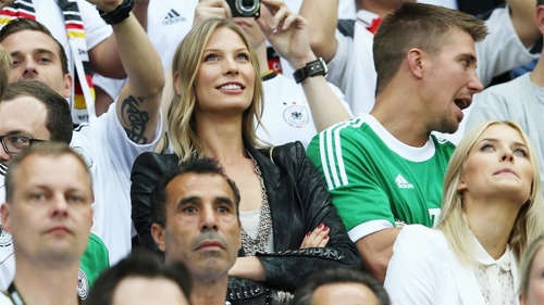 WAGs Đức ngậm ngùi trong ngày cuối cùng trên đất Ba Lan