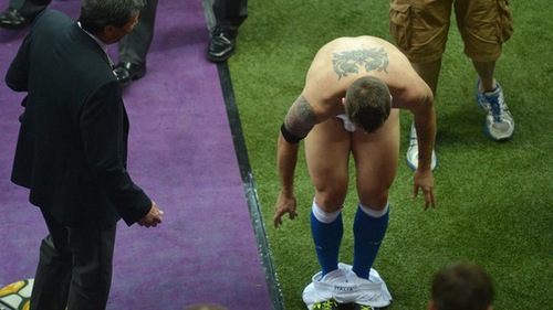 Cassano gây "sốc" khi tụt quần tặng người hâm mộ