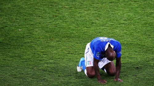 Balotelli và Pirlo khóc nức nở ngày bại trận
