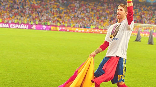 Pique cắt lưới làm kỷ niệm, Ramos khiêu khích CĐV Italia