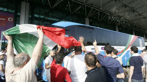 Tifosi chào đón thầy trò Prandelli như người hùng