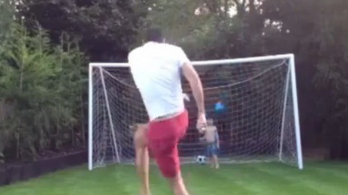 VIDEO: Khoe kĩ thuật đá bóng, bố "nã pháo" vào đầu... con trai