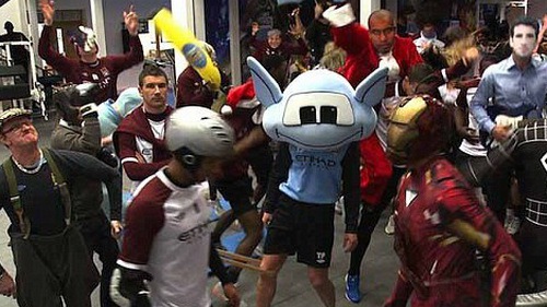 “Đối thủ” của Gangnam Style đại náo phòng tập Man City