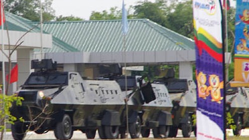 Thiết giáp và cảnh sát chống bạo động xuất hiện ở SEA Games