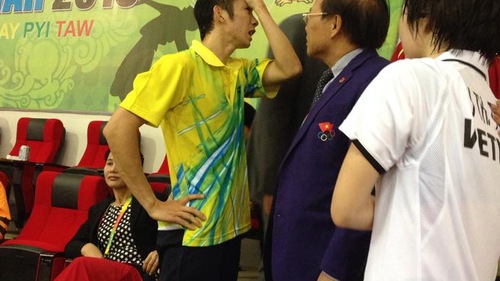 VIDEO: Đánh quá sung, Tiến Minh buộc đối thủ bỏ cuộc ở Tứ kết