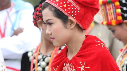 Những cô gái Myanmar xinh đẹp chào đón vị khách SEA Games