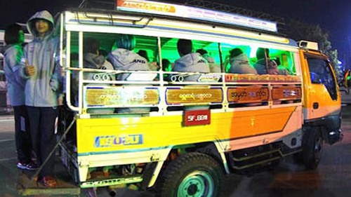 Các nhà vô địch SEA Games rời sân bằng... xe tải