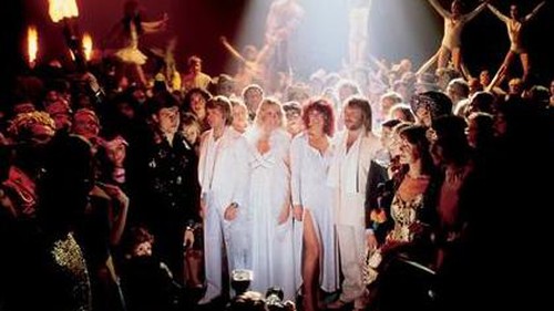 'Happy New Year': Lời chúc sau bữa tiệc tàn