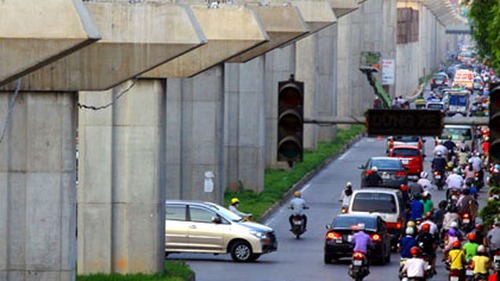 Cốp pha rơi từ đường sắt trên cao làm 2 người chết, 2 người bị thương nặng