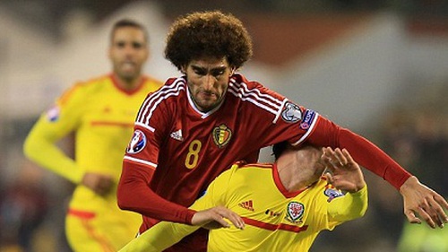 Fellaini đánh cùi chỏ khiến Joe Allen chảy máu mũi