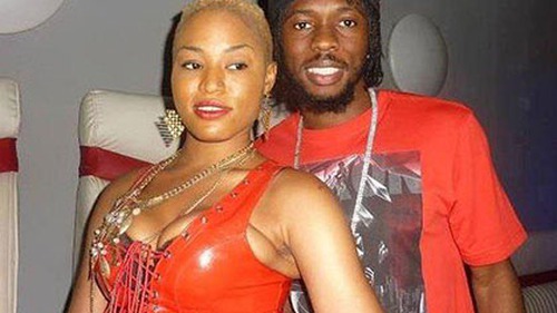 Gervinho đút lót để đưa gái lên máy bay