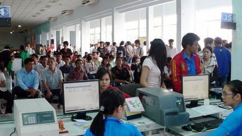 Chật vật mua vé tàu Tết Ất Mùi