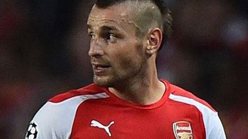 Arsenal khủng hoảng chấn thương: Debuchy phải đá trung vệ