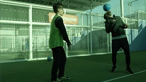 Xem Sergio Ramos vỗ tay tán thưởng tài tâng bóng của Đỗ Kim Phúc