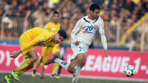 Trung vệ Van Bakel về nước chịu tang, Thanh Hóa tổn thất hàng thủ