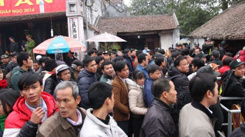 Chuẩn bị mùa lễ hội 2015: Không thể xử phạt người chen lấn, xô đẩy!