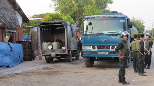 Cảnh sát hình sự vây bắt đường dây trộm xăng dầu máy bay quy mô lớn