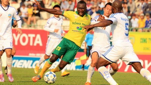 Đồng Tháp - QNK.Quảng Nam 3-0: 3 bàn thắng, 2 thẻ đỏ