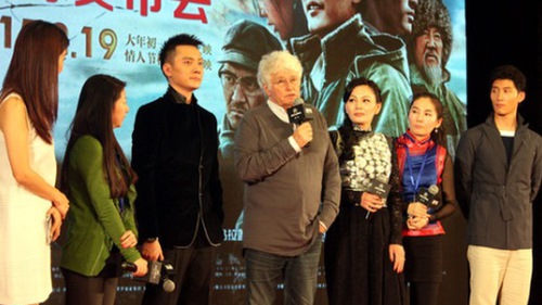 Sống cùng sói dữ để quay 'Totem Sói'