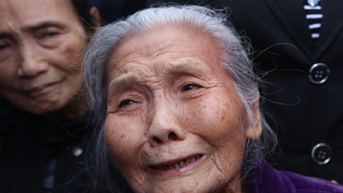 Người dân lặng lẽ xếp hàng dài vào viếng ông Nguyễn Bá Thanh